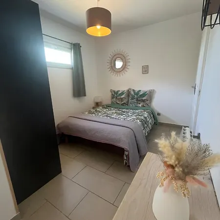 Cosy Avec Climatisation Et Terrasse Апартаменты *